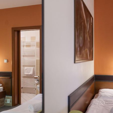 Hotel Vinar - Bed & Breakfast Kurdejov Ngoại thất bức ảnh