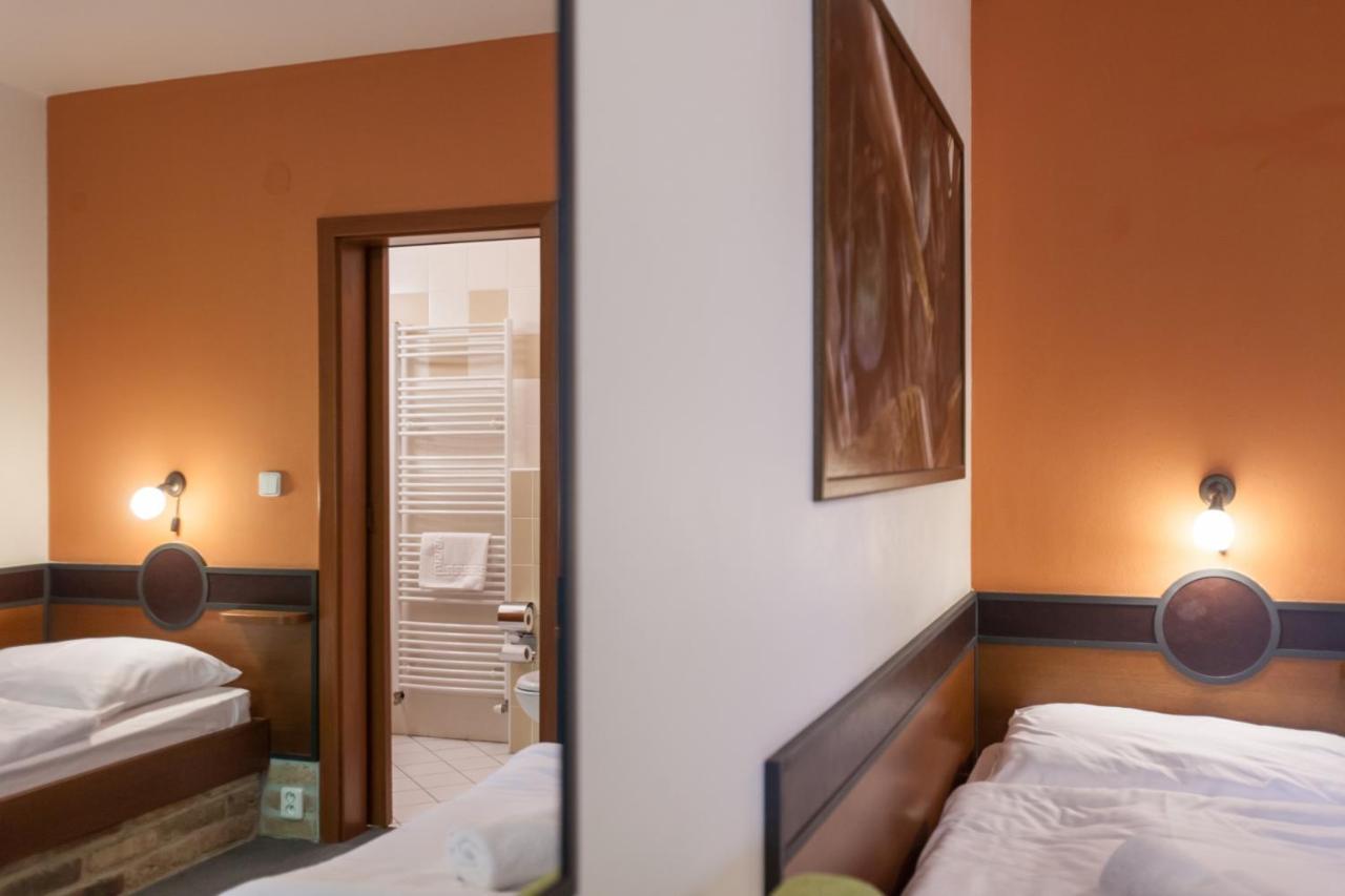 Hotel Vinar - Bed & Breakfast Kurdejov Ngoại thất bức ảnh