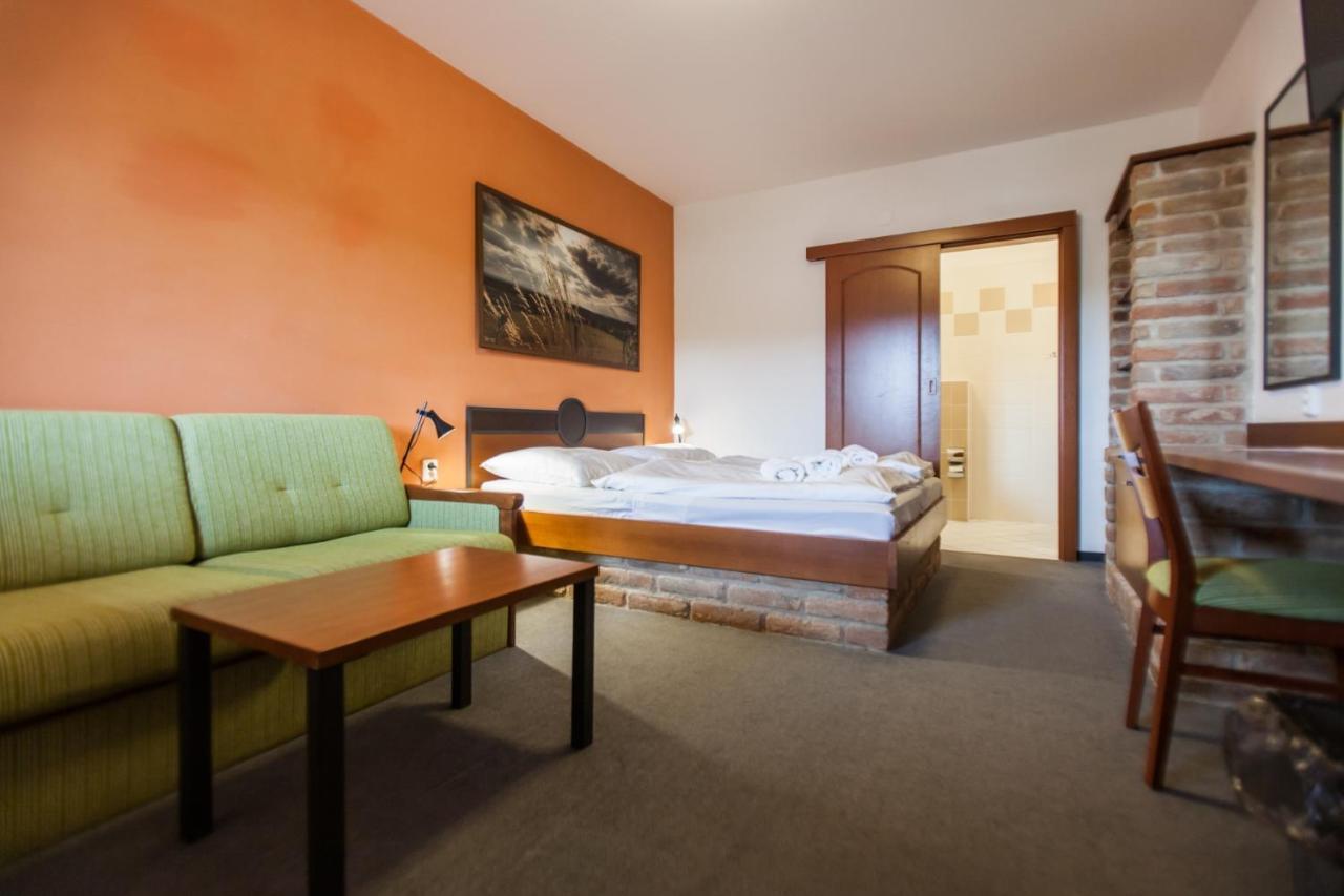 Hotel Vinar - Bed & Breakfast Kurdejov Ngoại thất bức ảnh