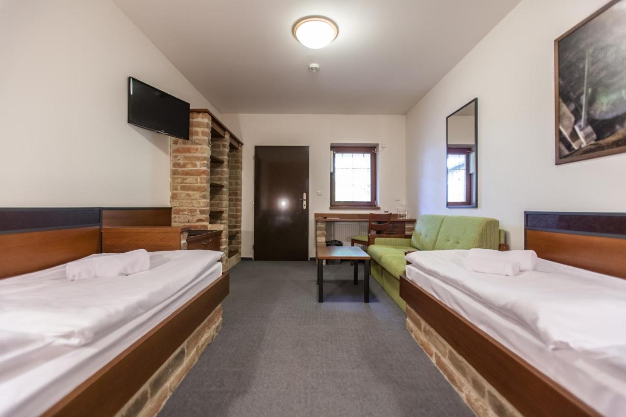 Hotel Vinar - Bed & Breakfast Kurdejov Ngoại thất bức ảnh