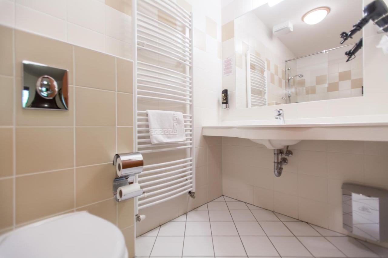 Hotel Vinar - Bed & Breakfast Kurdejov Ngoại thất bức ảnh