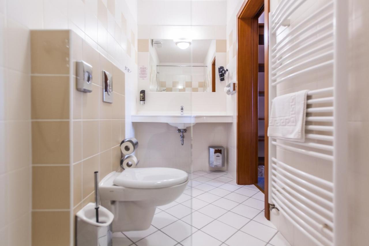 Hotel Vinar - Bed & Breakfast Kurdejov Ngoại thất bức ảnh