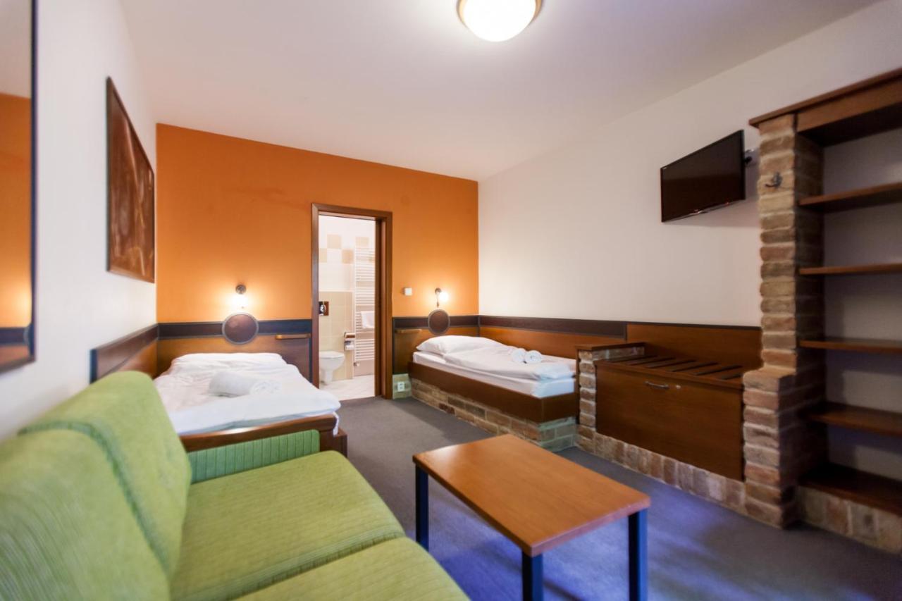 Hotel Vinar - Bed & Breakfast Kurdejov Ngoại thất bức ảnh